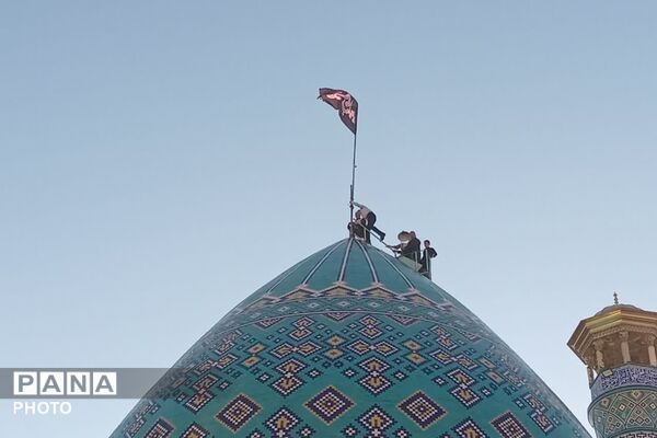 برافراشته شدن پرچم عزای حسینی در امامزاده قاسم زرقان