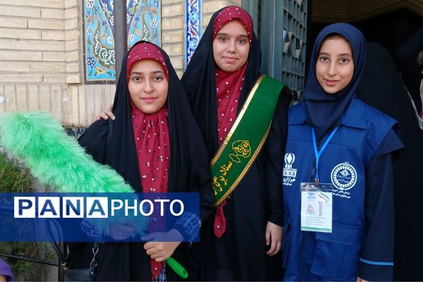 پاسخگویی و رفع مشکلات مردمی توسط مسئولان آموزش و پرورش در میز خدمت نماز جمعه