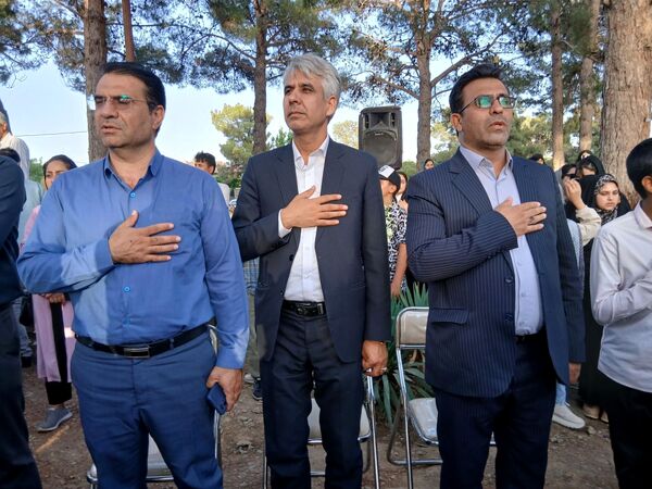 قدم هایی به عشق معلمان