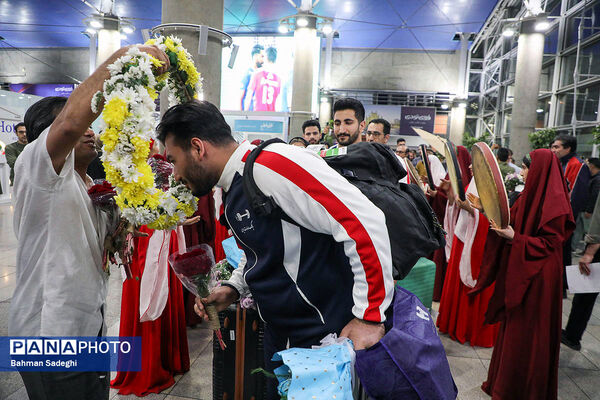 بازگشت تیم ملی وزنه‌برداری با جام قهرمانی‌