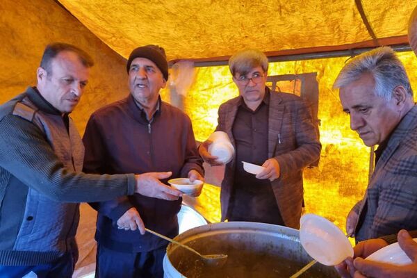 پذیرایی موکب شهدای فیروزکوه در روز شهادت حضرت فاطمه (س).