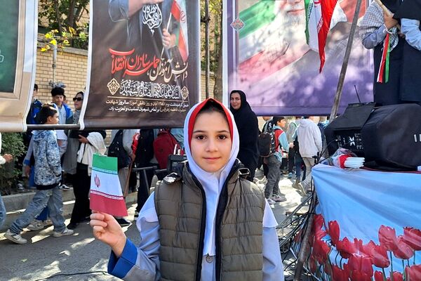 برگزاری راهپیمایی یوم الله ۱۳ آبان با حضور دانش‌آموزان و مسئولین در صفادشت 