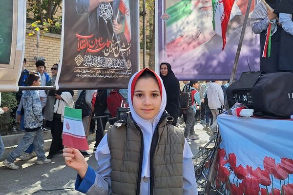 برگزاری راهپیمایی یوم الله ۱۳ آبان با حضور دانش‌آموزان و مسئولین در صفادشت 