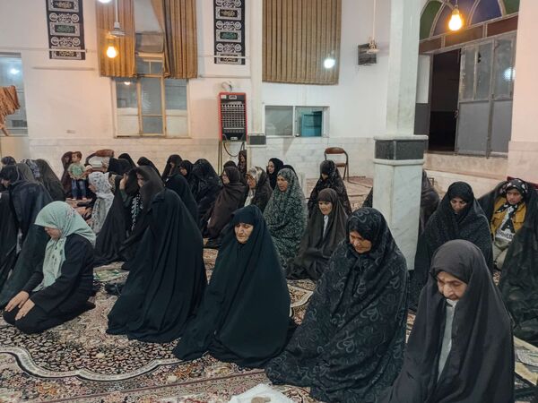 نماز جماعت در مراسم شب بیعت با امام زمان (عج) در خلیل آباد