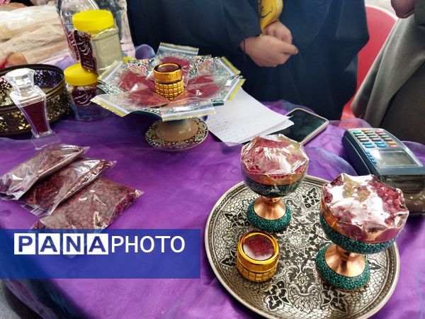 بازارچه دست‌سازه‌های دانش‌آموزان شهر راز