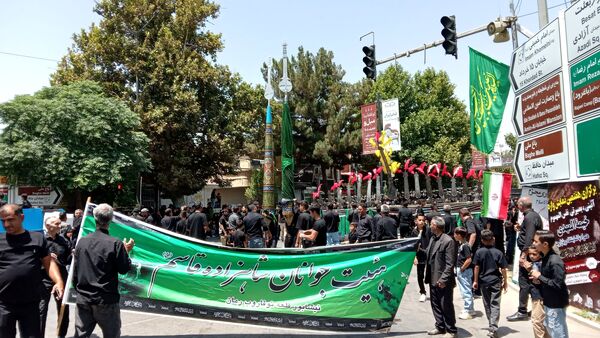 عزاداری ظهر  عاشورا در خیابان‌های شهر نیشابور 