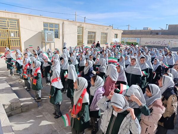 طنین زنگ انقلاب دردبستان خدیجه کبری ابرکوه  
