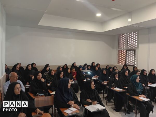 تقویت مهارت‌های تخصصی فرهنگیان مهریز در دبیرستان شکیب