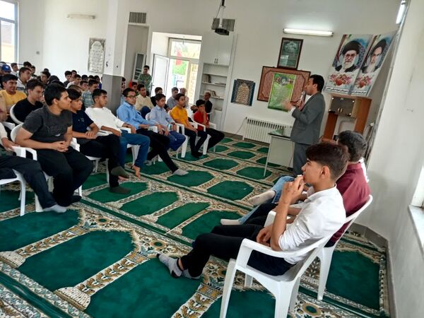 حضور جمعی از اعضای دبیرستان نمونه آیت‌الله خامنه‌ای در مدرسه نمونه دانش