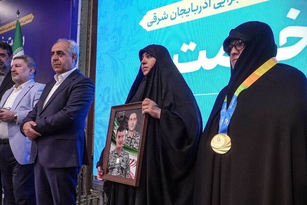  دو قهرمان ورزشی تبریز، مدال خود را به خانواده شهدا اهدا کردند