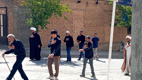 خیابان‌های بن، رنگ ماتم گرفت: تشییع نمادین پیکر امام هشتم