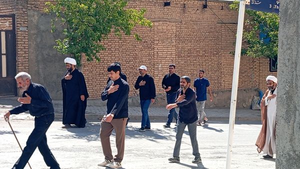 خیابان‌های بن، رنگ ماتم گرفت: تشییع نمادین پیکر امام هشتم