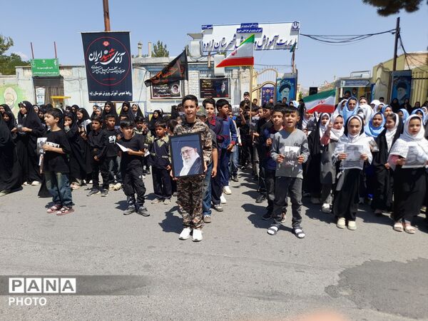  طنین فریاد استکبارستیزی دانش‌آموزان زاوه با اجرای سرود «باید برخاست»