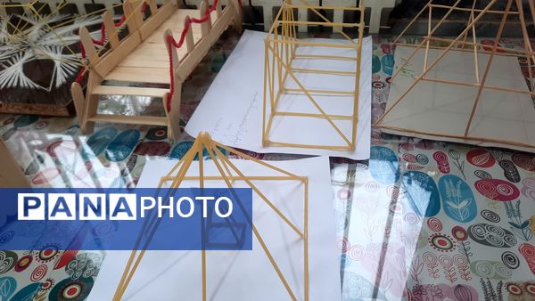نمایشگاه دست‌سازهای دانش‌آموزان دبیرستان فرهنگیان ناحیه ۷ مشهد 