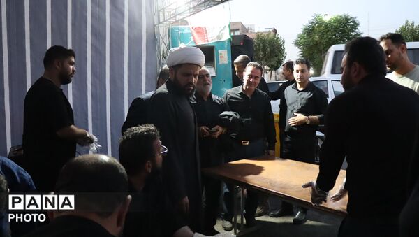موکب آموزش و پرورش درحال خدمت‌رسانی به زائران مراسم تشییع  رهبر شهید انقلاب