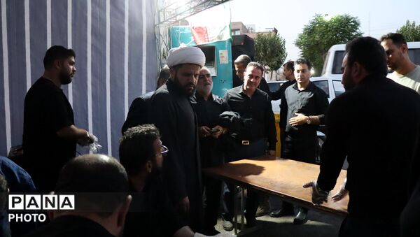 موکب آموزش و پرورش درحال خدمت‌رسانی به زائران مراسم تشییع  رهبر شهید انقلاب
