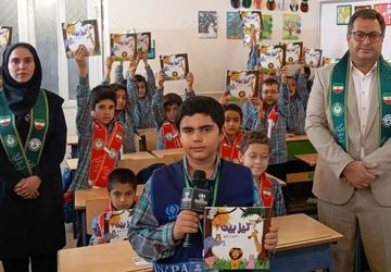 حال خوش کتابخوانی با هدیه کتاب به دانش‌آموزان