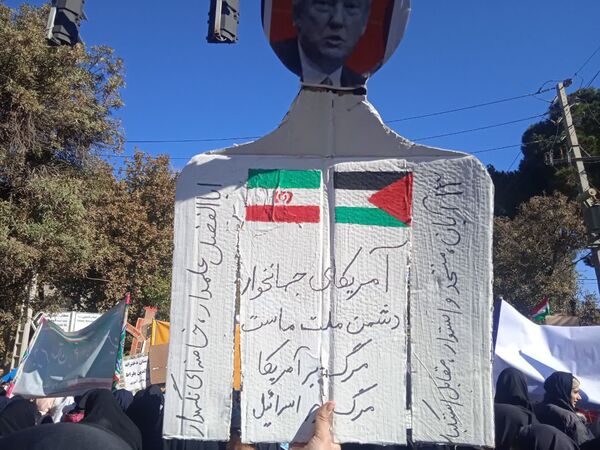 حضور پر شور دانش آموزان نیشابوری در راهپیمایی ١٣ آبان
