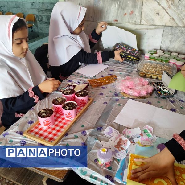  بازارچه کار آفرینی و دست سازه‌های دانش‌آموزی در دبستان دخترانه هدی