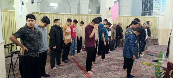 مراسم معنوی اعتکاف دانش‌آموزان پسر ابرکوهی در مسجد چهارده معصوم 