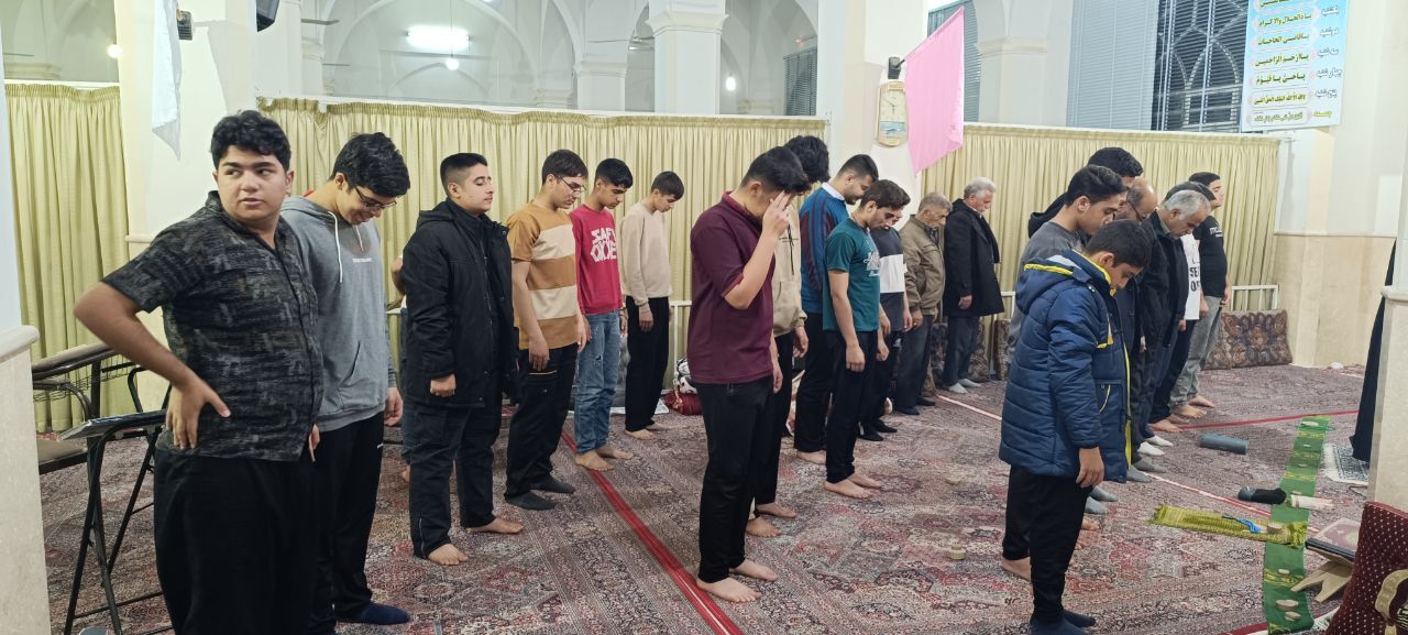 مراسم معنوی اعتکاف دانش‌آموزان پسر ابرکوهی در مسجد چهارده معصوم 