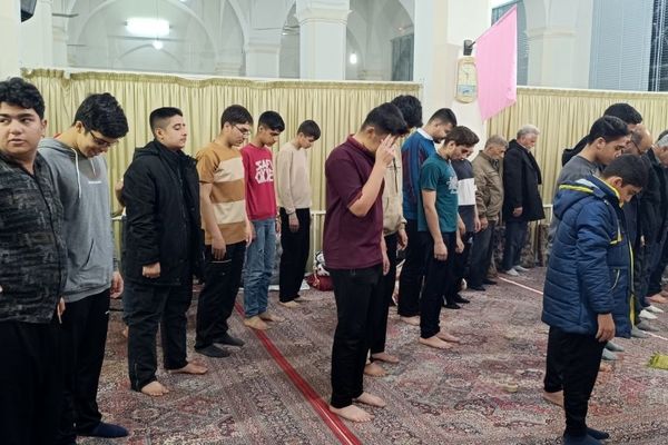 مراسم معنوی اعتکاف دانش‌آموزان پسر ابرکوهی در مسجد چهارده معصوم 