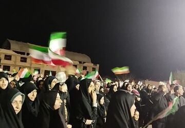 مردم همیشه در صحنه مهریز، پای کار کشورشان ایران هستند 