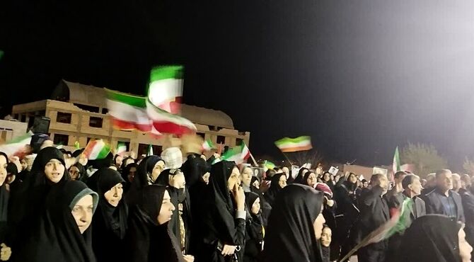 مردم همیشه در صحنه مهریز، پای کار کشورشان ایران هستند 