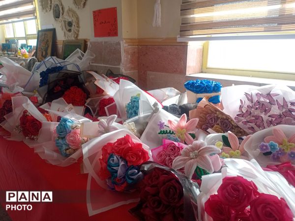 نمایشگاه کار و فناوری در دبیرستان نشاط بهارستان‌دو