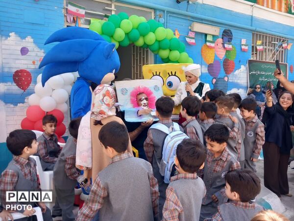 جشن شکوفه ها در دبستان دکتر شهریاری ناحیه ۶