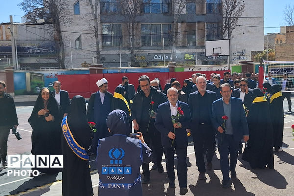 وزیر آموزش و پرورش میهمان دانش‌آموزان مدرسه شاهد دالکی
