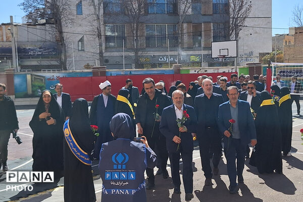 وزیر آموزش و پرورش میهمان دانش‌آموزان مدرسه شاهد دالکی