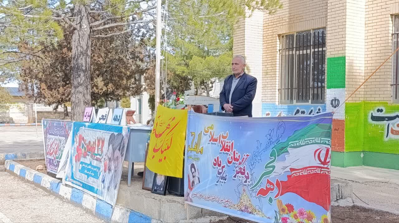 جشن انقلاب در مدرسه نخبگان عشایر 