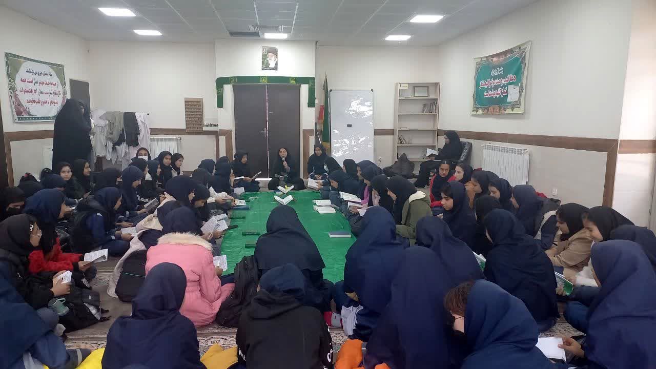 همدلی دانش‌آموزان دبیرستان قلم‌چی خرم‌آباد در گرامیداشت یاد شهدای مقاومت