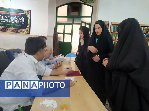 حضور کودکان به همراه والدین در شعبه‌های اخذ رأی