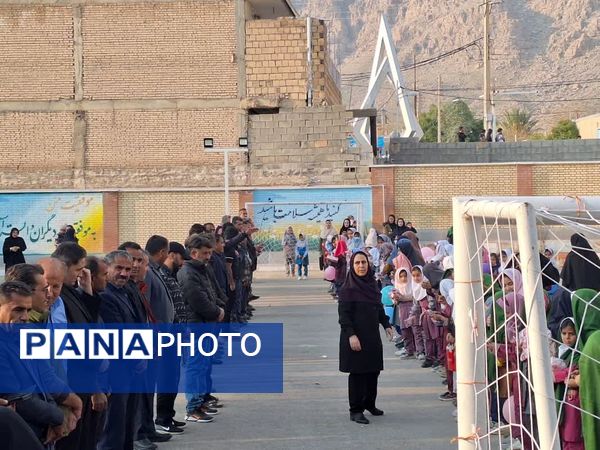 بوسه دختران روستای لالب بر دستان زحمت‌کشیده پدران