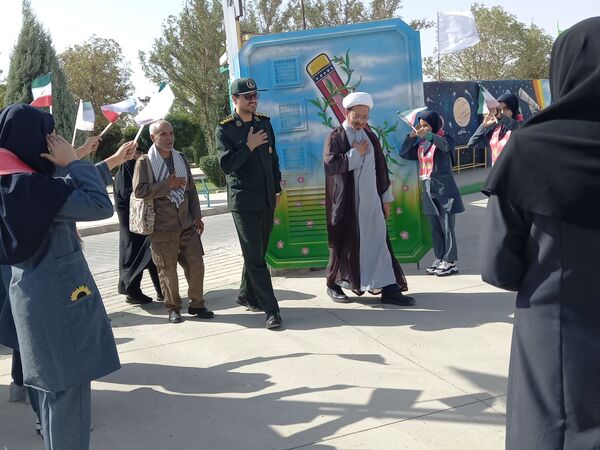 زنگ ایثار در دبستان فرهنگ مرحوم فرازمند نواخته شد