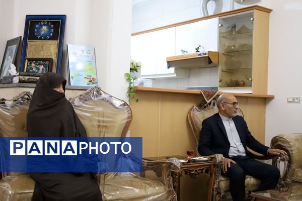 دیدار معاون سیاسی، امنیتی و اجتماعی استاندار یزد، با خانواده‌های شهدای معلم