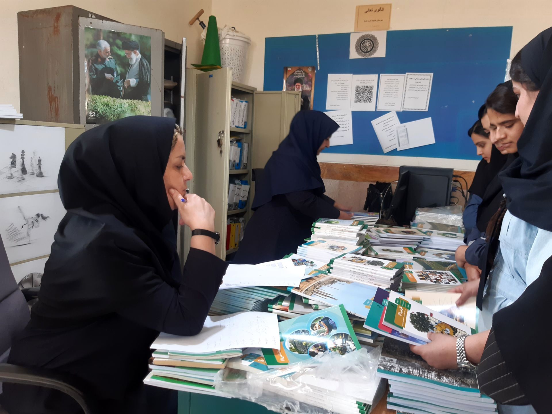 مراسم توزیع کتاب‌های درسی در مدرسه خدیجه کبری زاغه برگزار شد