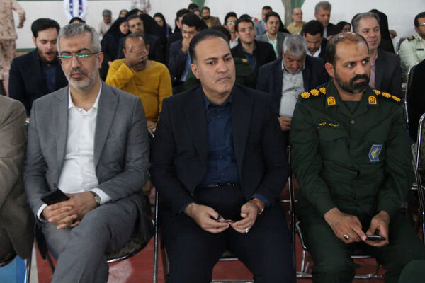 ثبت اثر انگشت هزار دانش‌آموز یزدی پای پرچم ایران