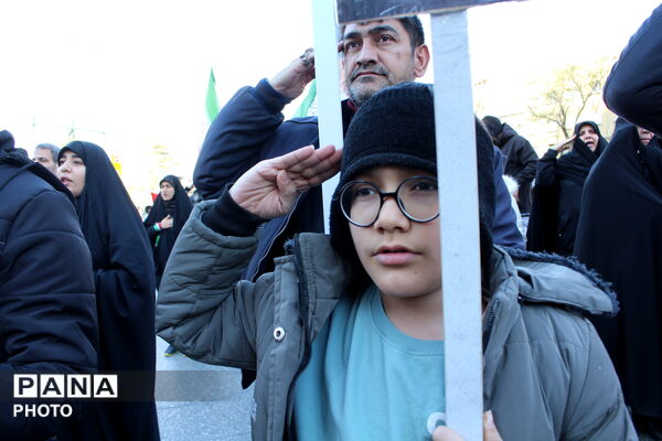  نوجوانان در صف نخست اجتماع مردمی چهلم رهبر شهید