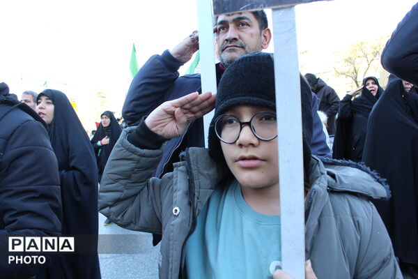  نوجوانان در صف نخست اجتماع مردمی چهلم رهبر شهید