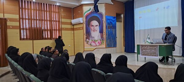 طرح فرهنگی آموزشی معلم زمینه ساز در منطقه زرین آباد 