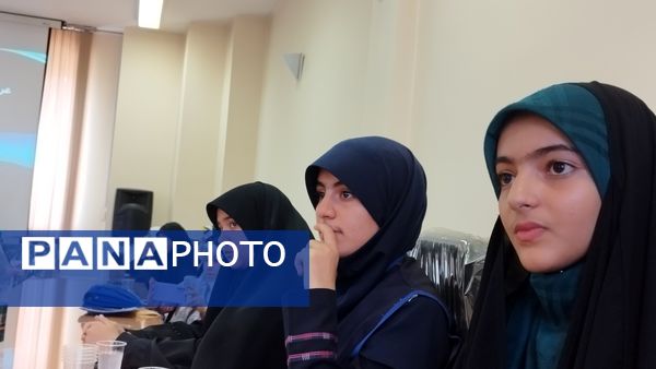 نشست صمیمانه فرماندار اصفهان با دانش آموز خبرنگاران پانای استان اصفهان به مناسبت روز خبرنگار