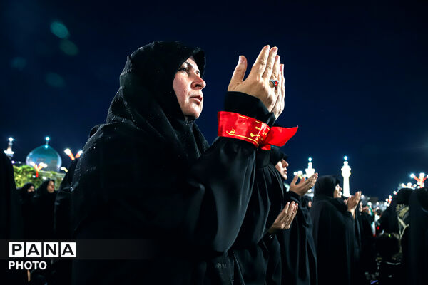 اقامه نماز بر پیکر مطهر رهبر شهید انقلاب در حرم مطهر رضوی-۲