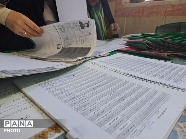 تحویل کارنامه دانش‌آموزان در مدرسه سید میرزایی