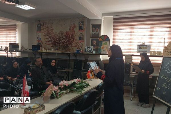 رفع ابهامات پژوهشی و تقدیر از نخبگان دانش‌آموزی در مدرسه فرزانگان ملارد
