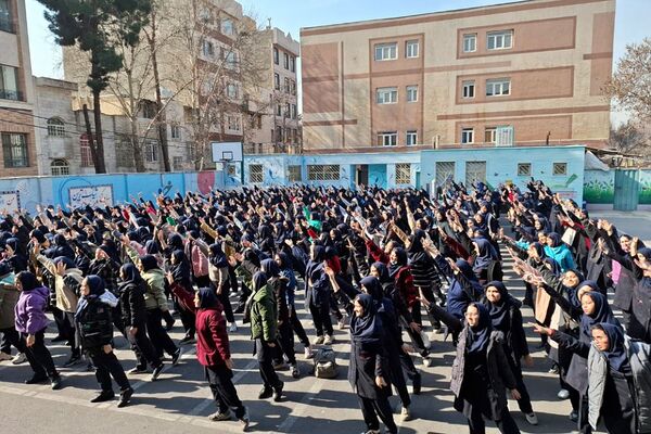 تمرین دانش‌آموزان دبیرستان حضرت ولیعصر (عج) ری یک جهت حضور در برنامه یاوران انقلاب