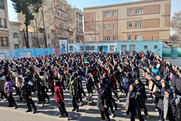 تمرین دانش‌آموزان دبیرستان حضرت ولیعصر (عج) ری یک جهت حضور در برنامه یاوران انقلاب