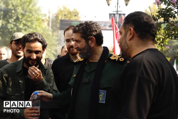 حضور فرمانده سپاه تهران در میان خیل زائران جاماندگان اربعین